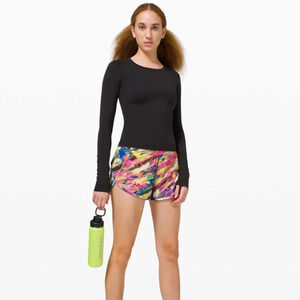 Lululemon  Tracker Short V *4"